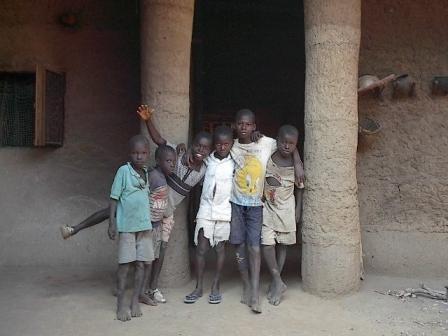 enfants dans case à impluvium